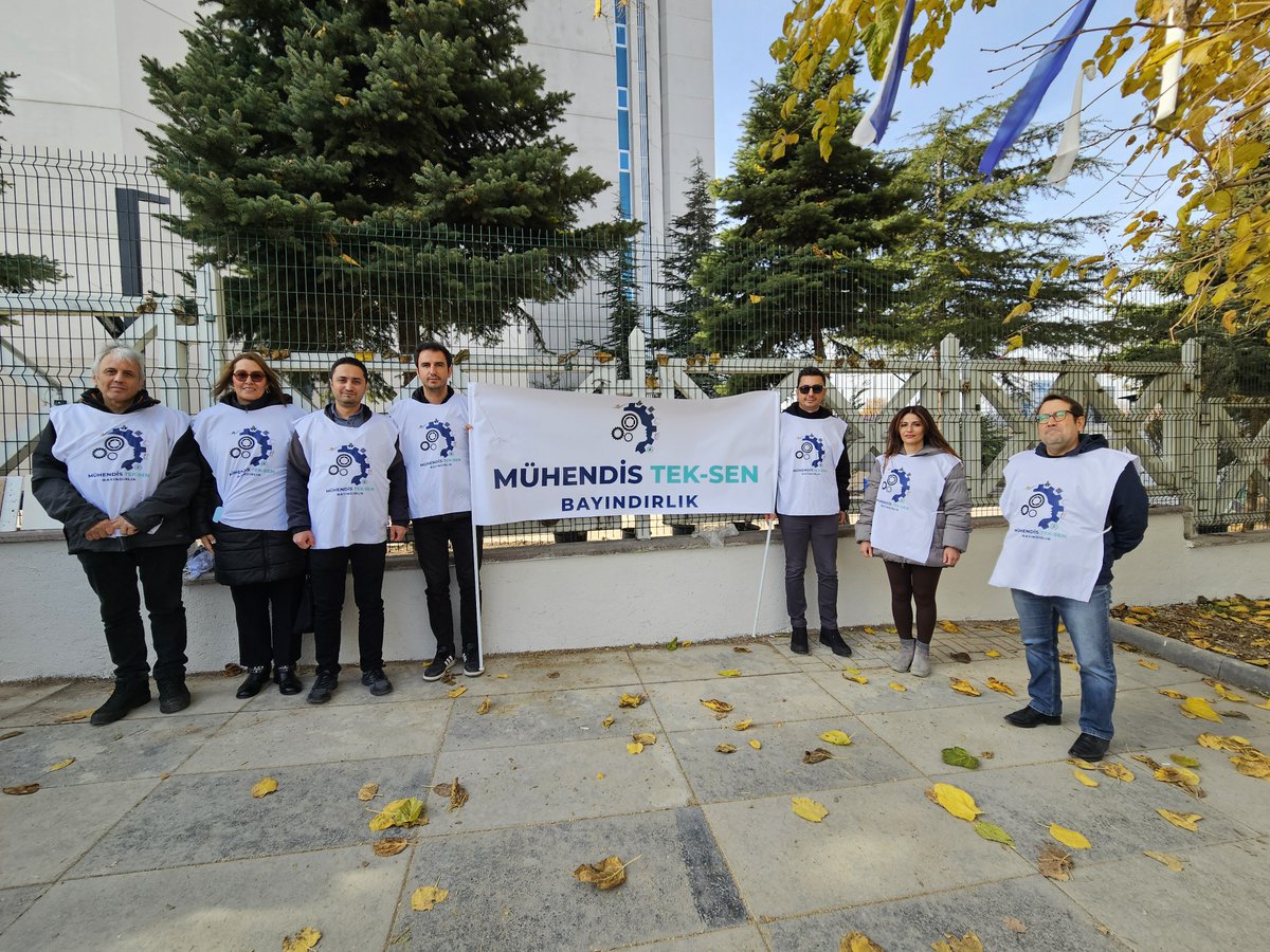 Bugün Çalışma ve Sosyal Güvenlik Bakanlığı önünde bir kez daha sesimizi yükselttik! 📢

Basın açıklamamızı yaptık; tüm mühendisler, mimarlar, şehir plancıları ve teknik hizmetler sınıfı adına taleplerimizi açıkça ortaya koyduk ve buradan güçlü bir seslenişte bulunduk:

👣