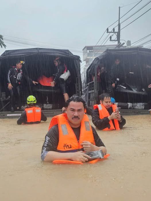 OkenwaCrypto1's tweet image. This gentleman seems to have a penchant for unique celebrations - first a poo 💩 party, and now a pool 🏊 party 🎈. Quite the social butterfly!