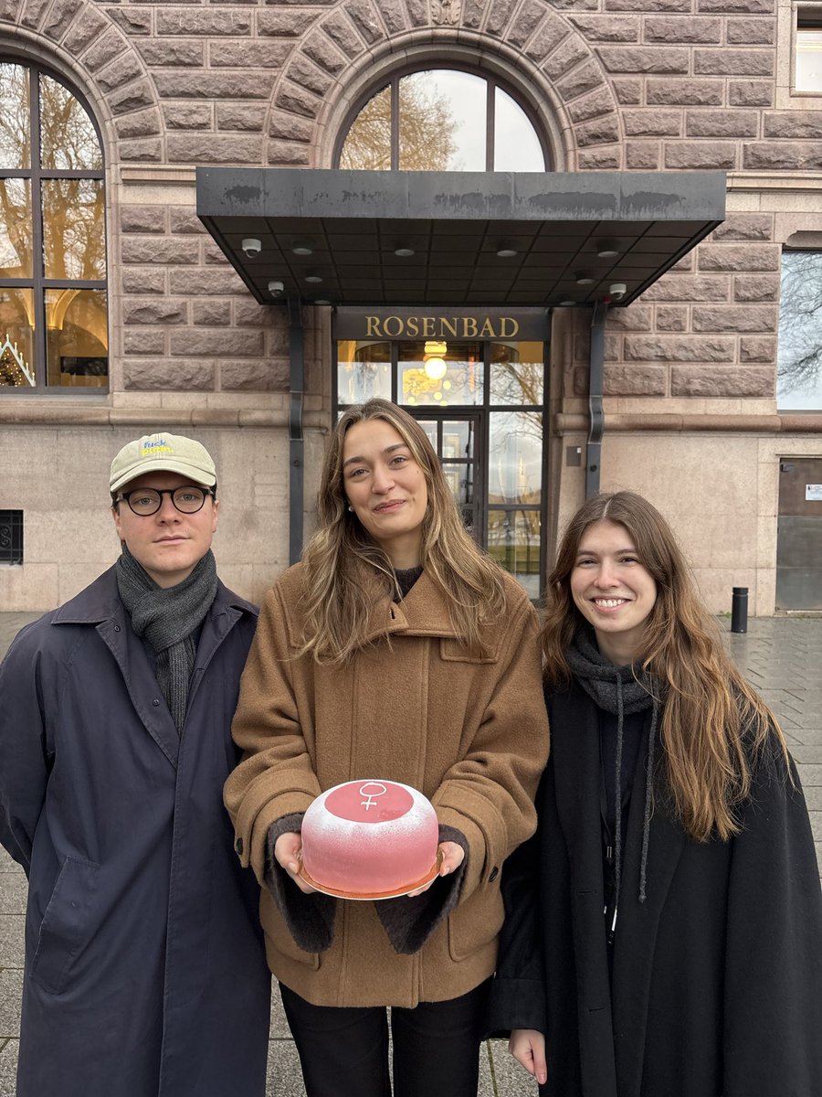 LUF har länge drivit på för att grundlagsskydda aborträtten. Nu föreslår regeringen det. Självklart firar vi med tårta!