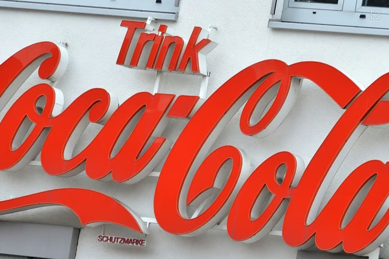 Coca-Cola beklagt Standortbedingungen in Deutschland

Der Chef des Coca-Cola-Abfüllers bemängelt die Bürokratie und komplizierte Verhältnisse für Unternehmen. Er findet jedoch auch positive Worte für Deutschland.

Coca Cola verkauft jährlich 4,1 Milliarden Liter Getränke in