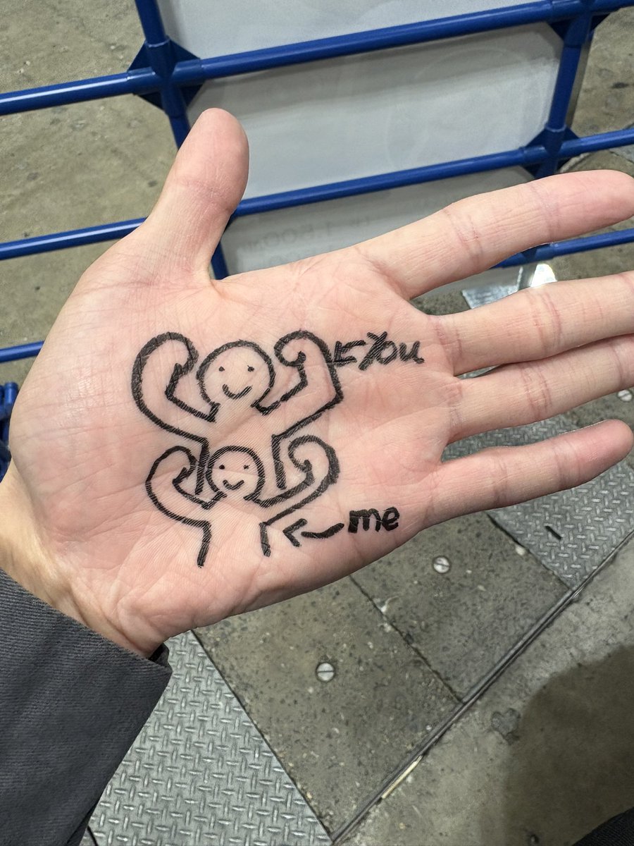 xq9t5nMAIkvbeEs's tweet image. やばいやばいやばい！！！！✨✨✨
セブとマッスルポーズした！！💪💪💪
手のひらじっくり見てくれたの！😭😭
マジで神ファンサ！！🙏🙏🙏
今年もセブに会えて本当に嬉しい〜🥹

#セバスチャンスタン #SebastianStan #東京コミコン2025