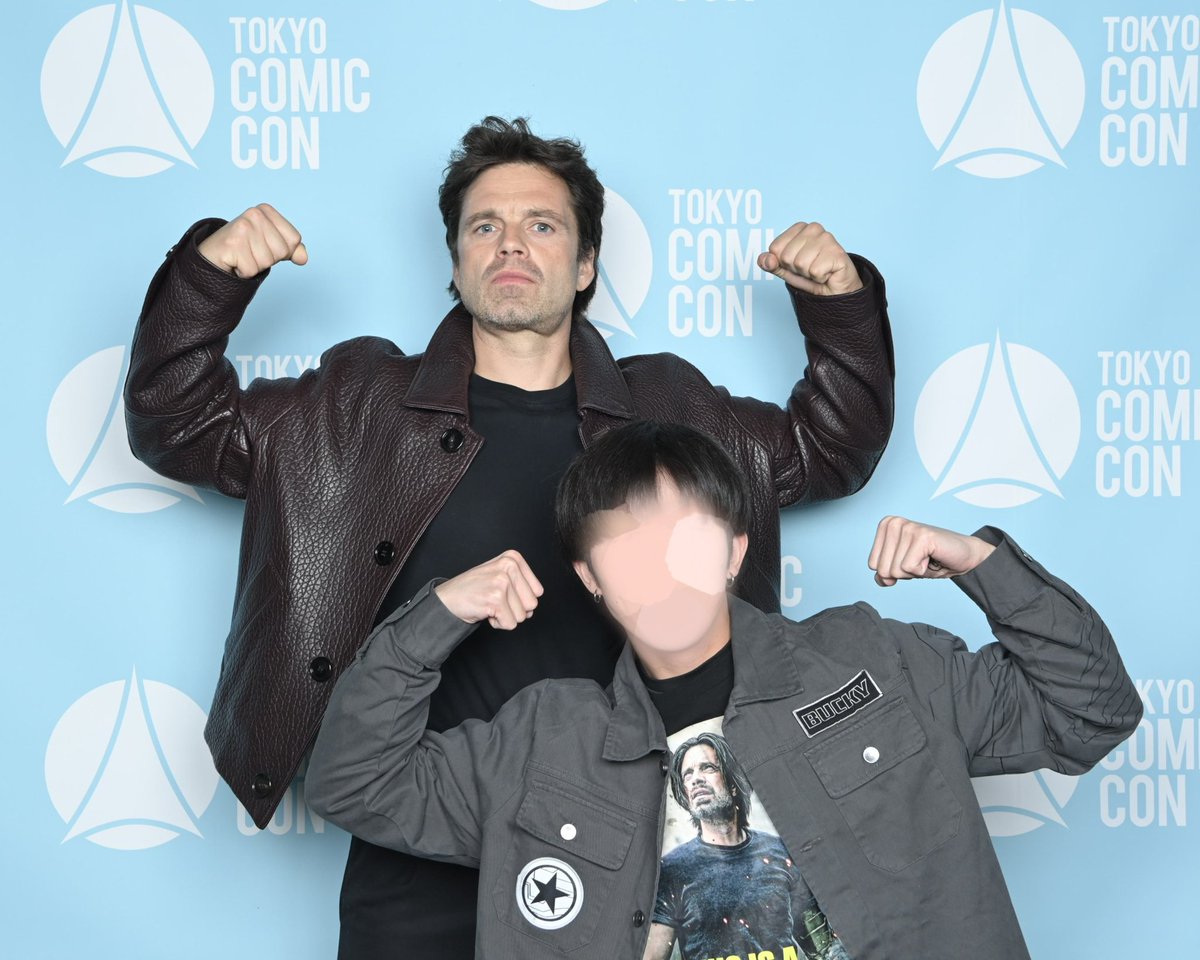 xq9t5nMAIkvbeEs's tweet image. やばいやばいやばい！！！！✨✨✨
セブとマッスルポーズした！！💪💪💪
手のひらじっくり見てくれたの！😭😭
マジで神ファンサ！！🙏🙏🙏
今年もセブに会えて本当に嬉しい〜🥹

#セバスチャンスタン #SebastianStan #東京コミコン2025