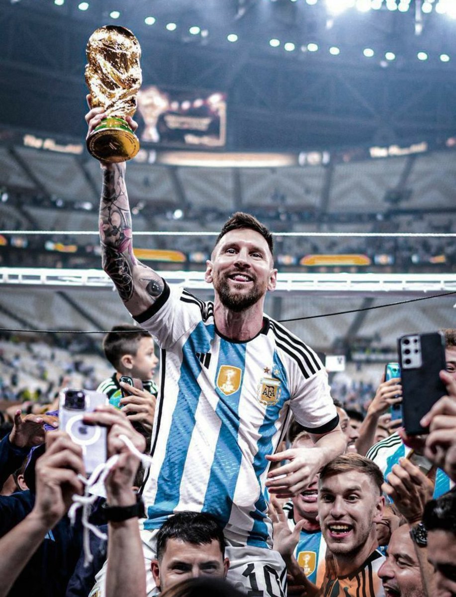 🚨🗣️ Zlatan: 

“The DIFFERENCE between Messi and Ronaldo is that People tell Messi that he's the GOAT, while Ronaldo tells people that he's the Goat."