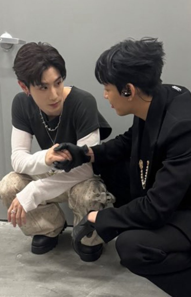 PP7MTBB's tweet photo. @BamBam1A @marktuan เธอลองคิดดิ what are we?
Oh damn, I said it
เพื่อนเขา ไม่มองกันอย่างนี้ ~~ https://t.co/5VjIQO4pbb
