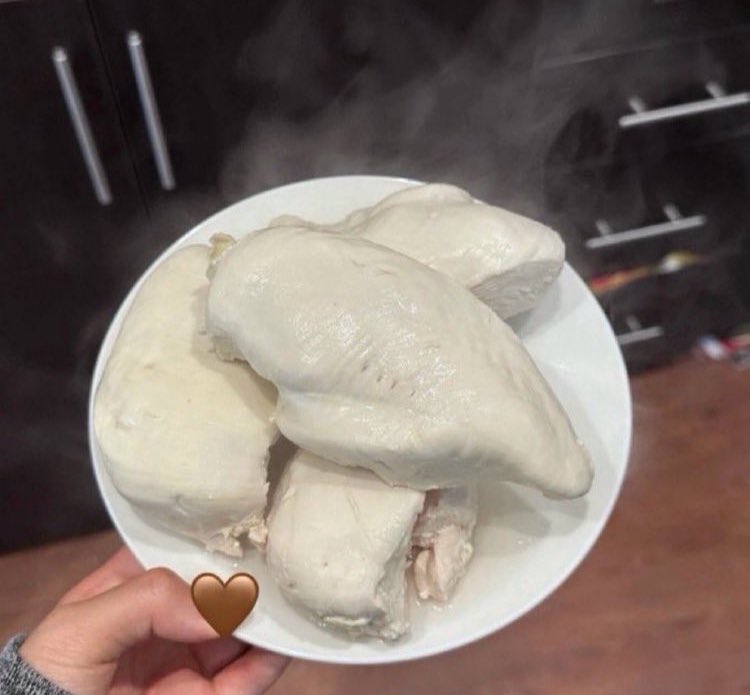 【胸肉 パサパサにならない茹で方】で調べてるダイエッター様‼️胸肉4つに対して沸騰させた500mlのお湯に酒大さじ1、醤油小さじ1入れて再沸騰、火を止めて10分放置ひっくり返して15分放置でぷりぷり‼️柔らかくなります🥹‼️