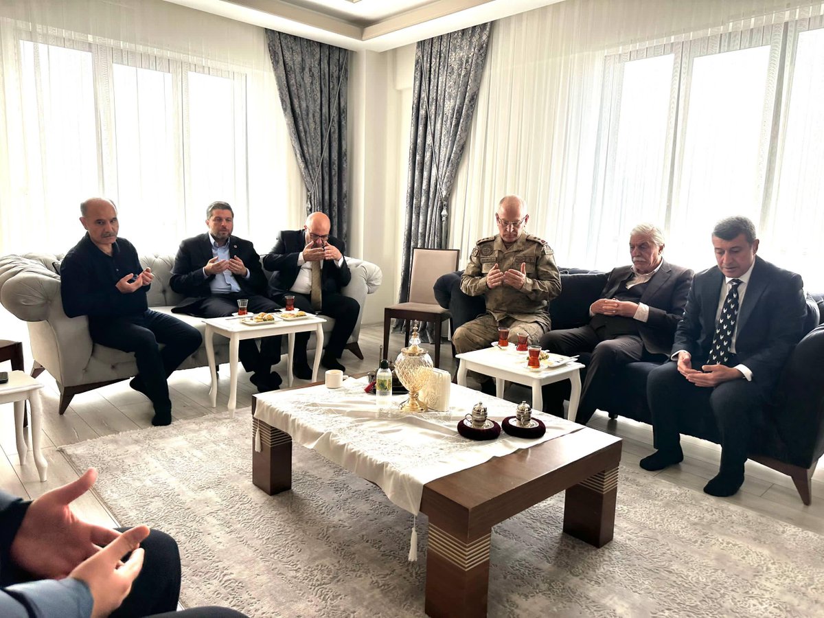 İçişleri Bakan Yardımcımız Sayın Mehmet Aktaş’a annelerinin vefatı dolayısıyla taziye ziyaretinde bulunduk.

Allah'tan merhumeye rahmet, Sayın Mehmet Aktaş ve ailesine sabırlar niyaz ediyorum.