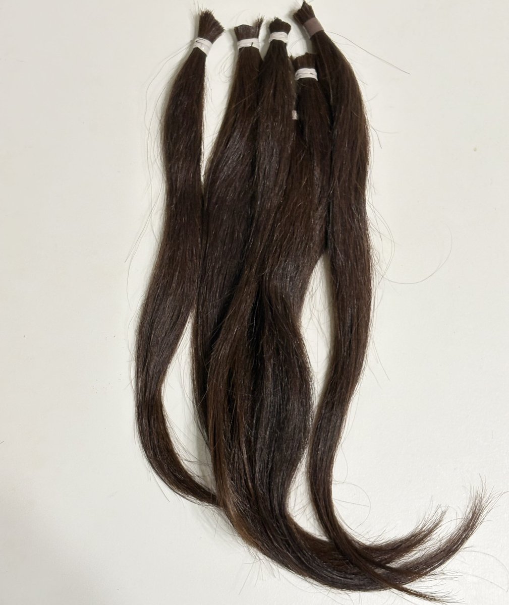 心機一転！バッサリ切りました！
最長で38cmくらいありました。びっくり。
切った髪はヘアドネーション（髪の毛の寄付）をします。美容師さんにお伝えすると、2枚目のように小さな束にしてまとめてくれました。素敵なウィッグに生まれ変わりますように🍀
