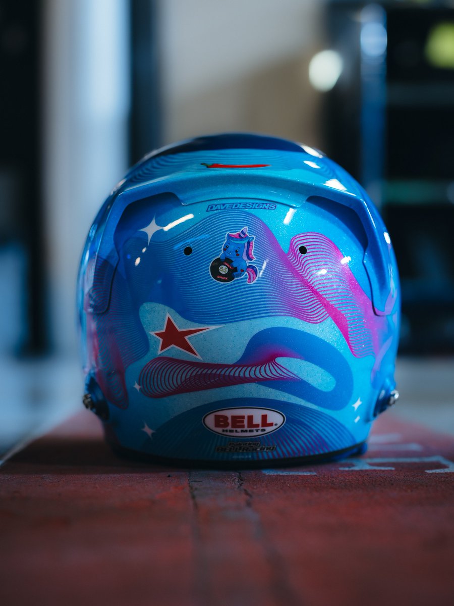 New lid, final race of the season 🫡

Carlos' helmet features a nod to “Sparkles,” a small symbol that marked a new chapter for the team and coincided with his first podium with Williams 🦄

The helmet also takes inspiration from Yas Marina, with the circuit’s architecture
