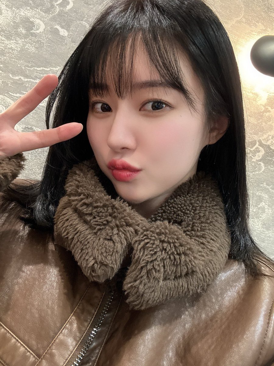 2Moori's tweet photo. 🐥: I cut my hair~
🐥: ㅋㅋㅋㅋㅋI cut it today!
🐥: Let me send you the pic~
🐥: Yes~short!
🐥: *PIC*
🐥: What do you think? https://t.co/c3YXLoJV0P
