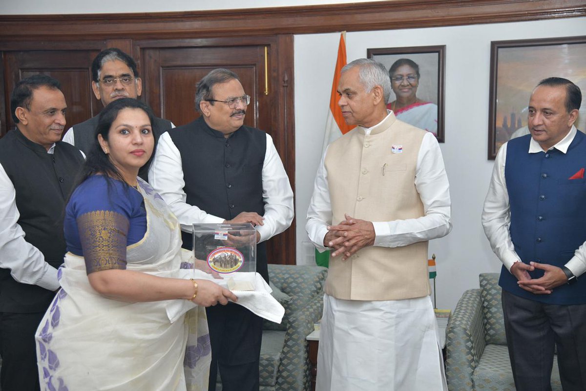 રાષ્ટ્રરક્ષા માટે પોતાનું સર્વસ્વ અર્પણ કરનાર વીર સૈનિકો અને તેમના પરિવારજનો પ્રત્યે કૃતજ્ઞતા વ્યક્ત કરવી એ આપણાં સૌની સામૂહિક જવાબદારી છે. આ ભાવનાને કેન્દ્રમાં રાખીને દર વર્ષે દેશભરમાં ૭ ડિસેમ્બરથી “સશસ્ત્ર સેના ધ્વજ દિન” કાર્યક્રમની શરૂઆત થાય છે, જેના માધ્યમથી સૈનિકો તથા તેમના