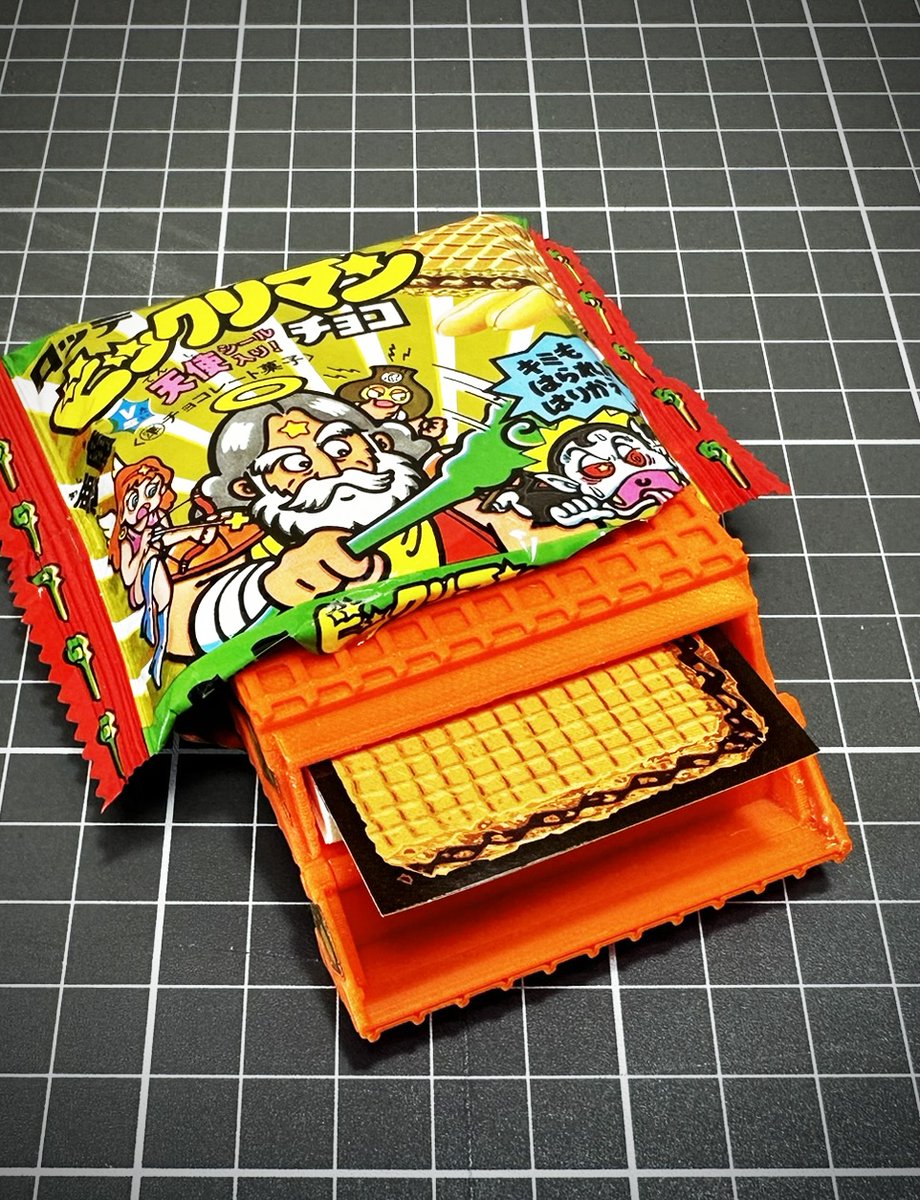 cuesta_daisuke's tweet image. 当時の旧ビックリマンのウエハースと並べても違和感なし。
※強度確保のため厚みだけ数ミリ盛っていますが、見た目は誤差の範囲です。
48シールが約30枚収納可能。
スリーブに入れてもギリギリ入ります。

#自作シール #StickerArt #3DPrinting