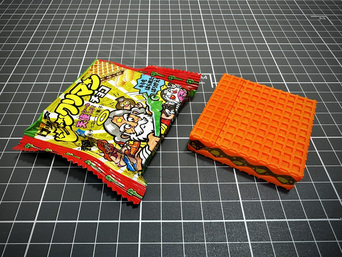 cuesta_daisuke's tweet image. 当時の旧ビックリマンのウエハースと並べても違和感なし。
※強度確保のため厚みだけ数ミリ盛っていますが、見た目は誤差の範囲です。
48シールが約30枚収納可能。
スリーブに入れてもギリギリ入ります。

#自作シール #StickerArt #3DPrinting