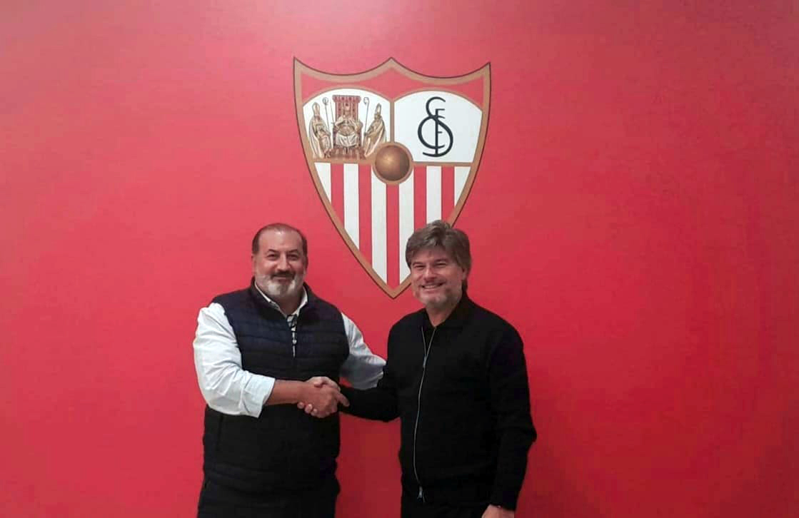 CanteraSFC's tweet photo. 🖊️🤝 Renovado el convenio de colaboración entre la #CanteraSevillaFC y el @castilleja_cf.

#CanteraSevillaFC https://t.co/FsOAe4yOgU