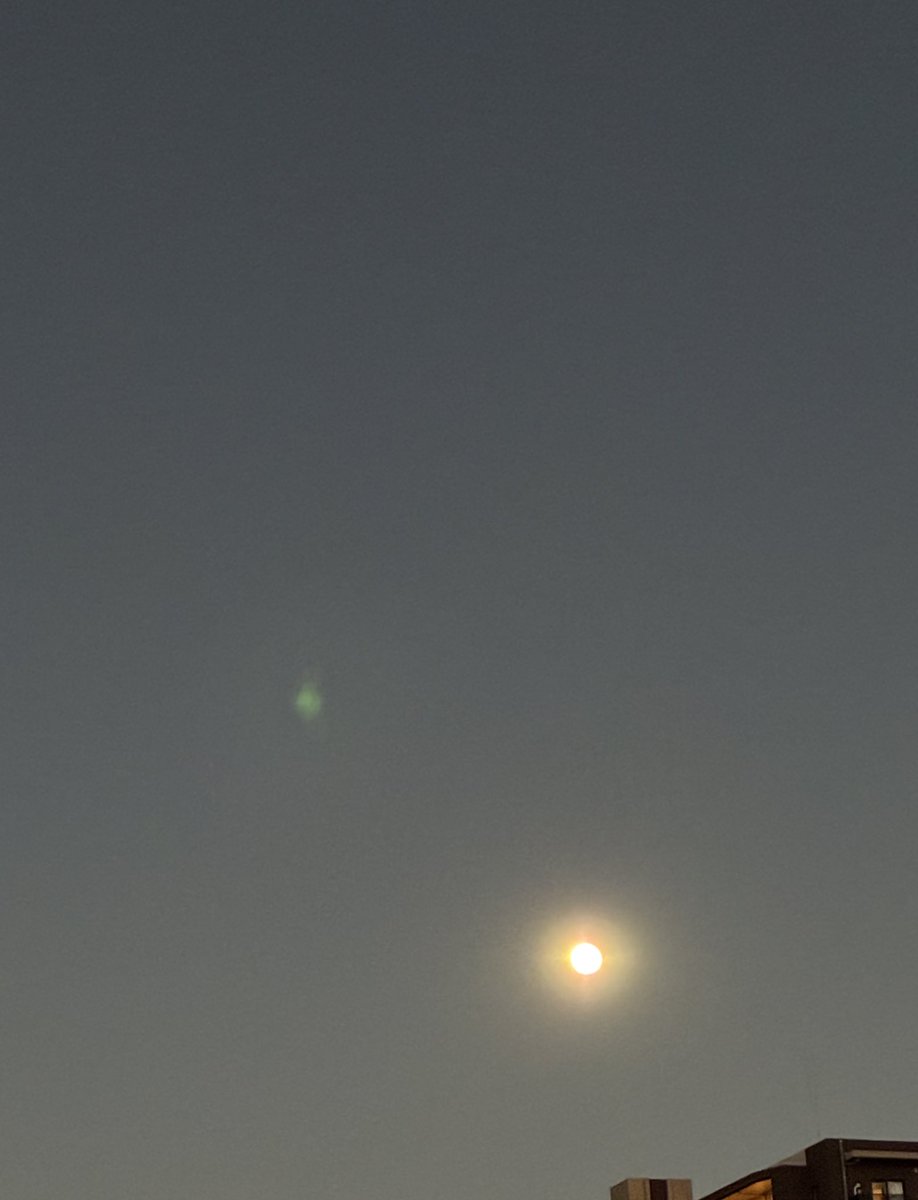 お月様が綺麗✨ 月を撮ると 必ず緑色の🟢こういうのが一緒に写って