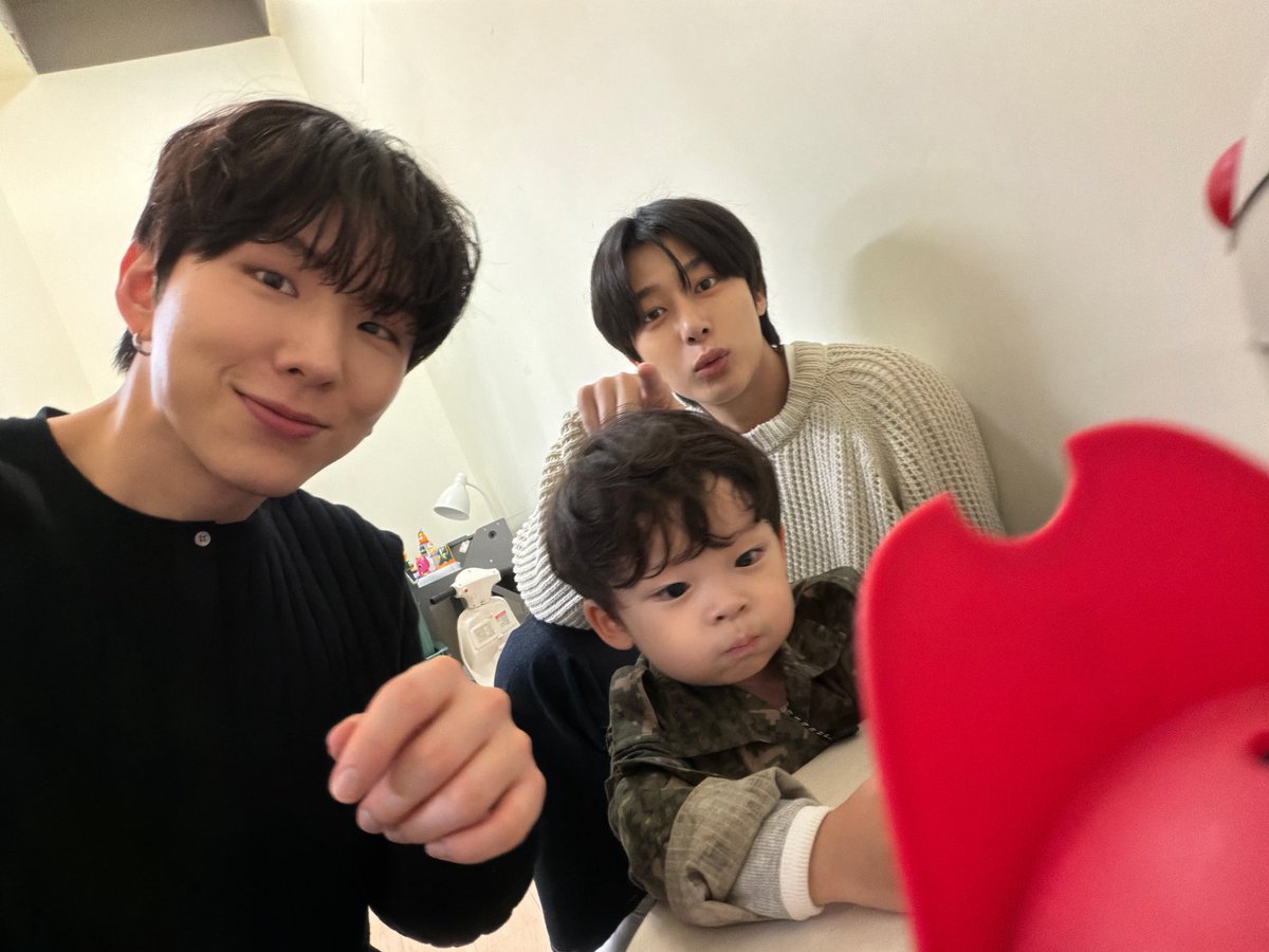 OfficialMONSTAX's tweet image. 이진이 귀엽다....귀엽다 이진아..삼촌들이 많이 예뻐해줄게 #기현