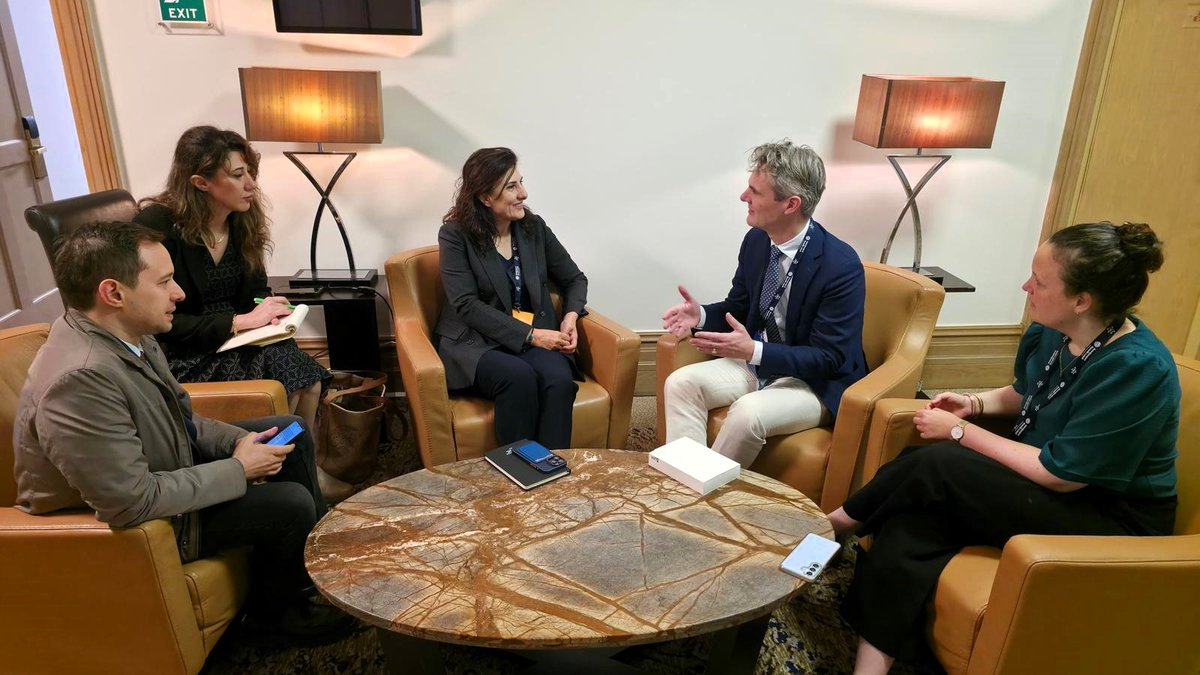 TBB's tweet photo. Malta’da düzenlenen #CEMR Liderler Zirvesi kapsamında, TBB Genel Sekreter Yardımcısı Şengül Altan Arslan(@sengulaltnarsln) ile Hollanda Belediyeler Birliği (VNG) Genel Sekreter Yardımcısı Pieter Jeroense (@JeroensePieter) bir araya geldi.

​Görüşmede, TBB ve VNG arasındaki uzun soluklu işbirliğine dikkat çekilerek, deprem sonrası sergilenen dayanışma için teşekkür edildi. Özellikle iklim eylem planları ve yerel yönetimlerin kapasite inşası süreçlerinde karşılıklı iş birliği ve deneyim paylaşımının artırılmasının öneminin altı çizildi. 

Görüşmede ayrıca, TBB-VNG ortaklığıyla yürütülebilecek kent yönetimi projeleri ve uzman eğitimleri ele alınmış; bu kapsamda bir mutabakat zaptı imzalanması da dâhil olmak üzere, iş birliğini güçlendirecek adımlar değerlendirilmiştir.

@CCRECEMR