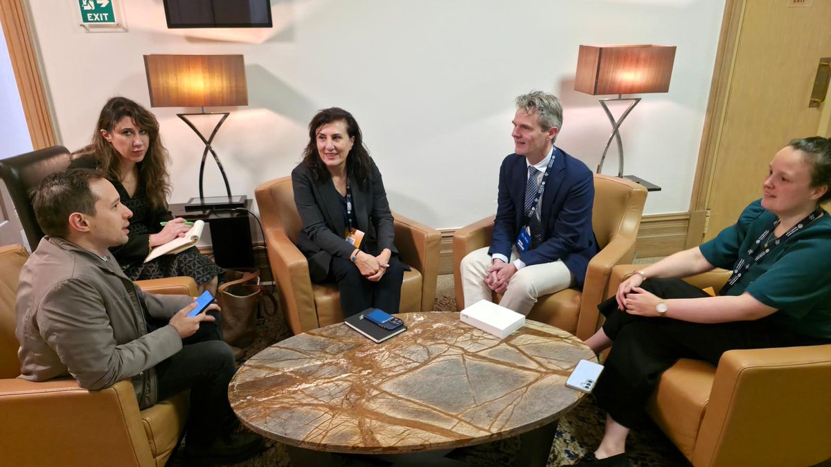 TBB's tweet photo. Malta’da düzenlenen #CEMR Liderler Zirvesi kapsamında, TBB Genel Sekreter Yardımcısı Şengül Altan Arslan(@sengulaltnarsln) ile Hollanda Belediyeler Birliği (VNG) Genel Sekreter Yardımcısı Pieter Jeroense (@JeroensePieter) bir araya geldi.

​Görüşmede, TBB ve VNG arasındaki uzun soluklu işbirliğine dikkat çekilerek, deprem sonrası sergilenen dayanışma için teşekkür edildi. Özellikle iklim eylem planları ve yerel yönetimlerin kapasite inşası süreçlerinde karşılıklı iş birliği ve deneyim paylaşımının artırılmasının öneminin altı çizildi. 

Görüşmede ayrıca, TBB-VNG ortaklığıyla yürütülebilecek kent yönetimi projeleri ve uzman eğitimleri ele alınmış; bu kapsamda bir mutabakat zaptı imzalanması da dâhil olmak üzere, iş birliğini güçlendirecek adımlar değerlendirilmiştir.

@CCRECEMR