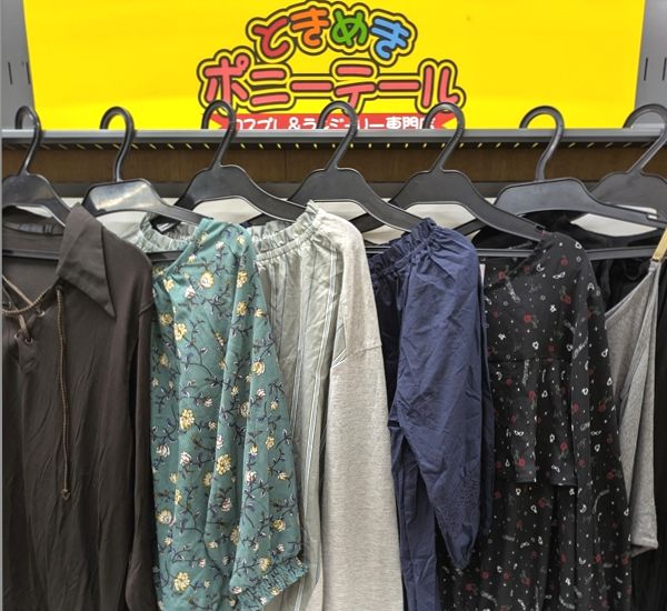 info_tpony's tweet photo. 12/5入荷！買取本舗本店2Fポニーテール。使用済���「制服チェックスカート・ブラウス」「ブラショーセット」「トップス＆スカート」「スク水」人気の「着用写真付未洗濯生パンティ・人気の女の子」「ショーツ」「競泳水着」「ブラアソート」などなど入荷！その他続々入荷中！　https://t.co/T1XIJq2cYb https://t.co/kKG928vkli