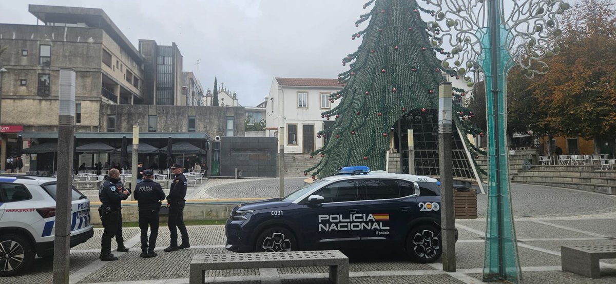policia's tweet photo. 👮🇪🇺 Agentes de la comisaría de #Vigo-Redondela patrullan desde hoy en Santa Maria da Feira 🇵🇹, sede del parque navideño #Perlim
📅 Estarán allí del 5 al 9 de diciembre para atender a los turistas
➡️ Enmarcado en el proyecto #ComisaríasEuropeas
#SafeTurism https://t.co/s6gwIpQYBK