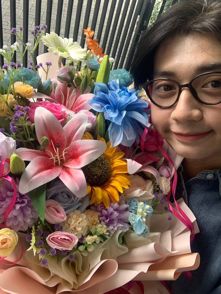 got a bouquet from baskara. thank you for being here, for giving me the strength to keep fighting through everything. and for reminding me that i’m never alone in any of this <33