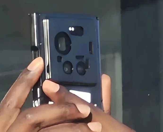 BlogNT's tweet image. 📸 Le Xiaomi 17 Ultra se dévoile ! Les images fuitées montrent un module photo radicalement repensé. Vous aimez ce nouveau look qui sort du lot ? 🤩

Un design audacieux pour une performance de choc ? Dites-nous 👇

blog-nouvelles-technologies.fr/351260/xiaomi-…

#Xiaomi17Ultra #DesignTech #PhotoMobile