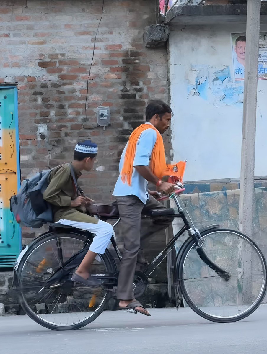 एक छोटी-सी सवारी है, पर उस पर बैठे दो दिल पूरा पैग़ाम लेकर जा रहे हैं।

No matter how much some try to sow division, love nd unity will always prevail. When hearts like these ride together, hatred has no place. Blessings and respect for every soul that stands for harmony!! 🧡🤍💚