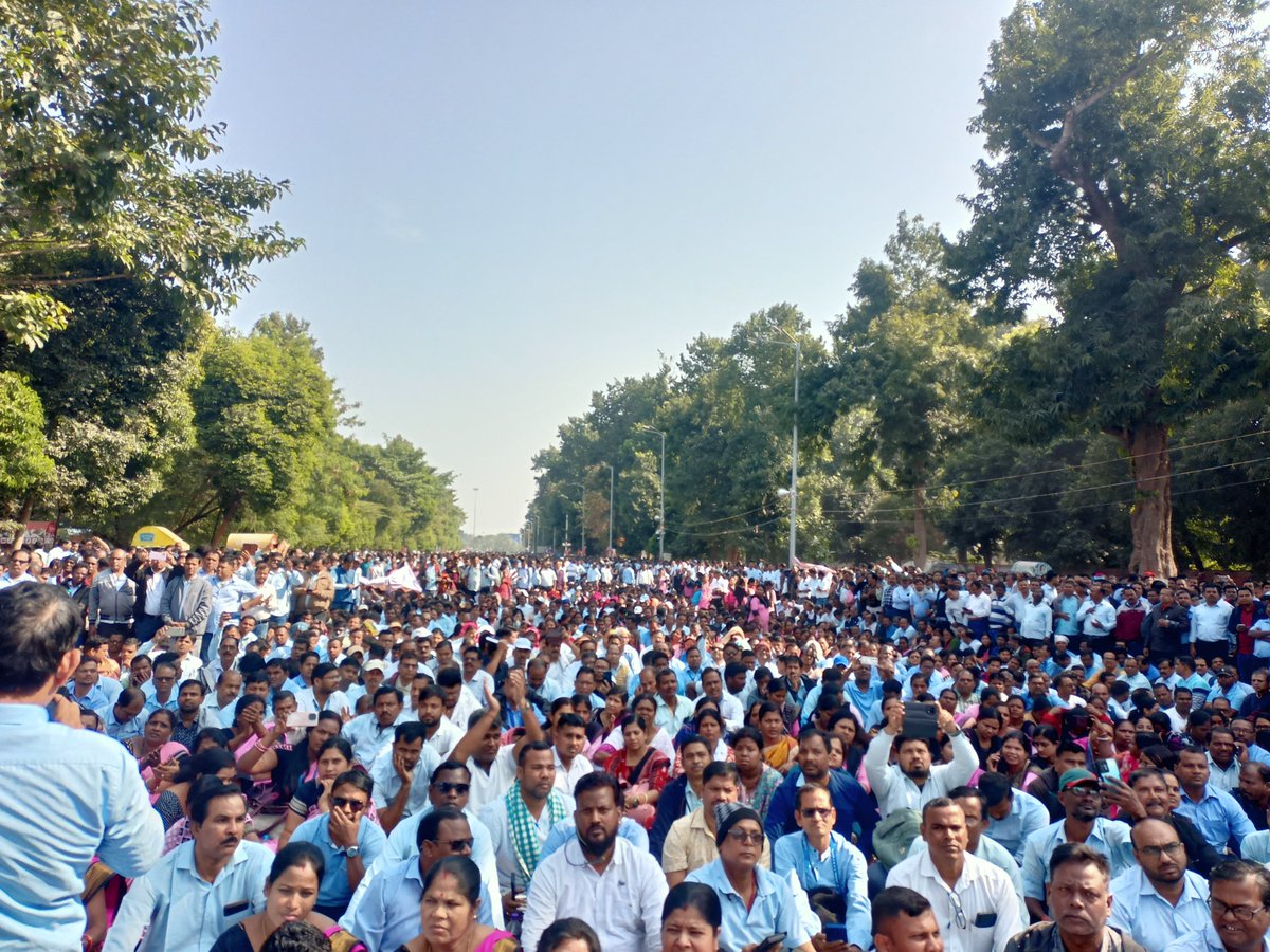Level5AOdisha's tweet photo. Elementary Teachers of Odisha Only Getting lowest Gp in India.. One and only Demand Hike in Entry level GP. 4200 Gp. 

Sikhyaka Mahasamabesa.. 05-11-25 Continues. 
@OdishaNews_Live @Odisha_Plus @odishatime @otvnews @kanak_news @NEWS7Odia @News18Odia @odisharepo https://t.co/jQHe8OSl2i