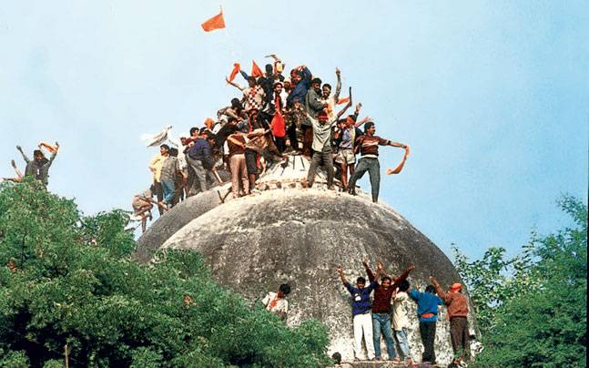 Johny_boy_143's tweet photo. यही भारत के इतिहास का सबसे काला दिन है जिस वक्त हजारों कार सेवकों ने बाबरी मस्जिद पर हमला करके उसे शहीद किया
#06December #NeverForgetBabriMasjid #BabriZindahai https://t.co/gpYgX4WDFk