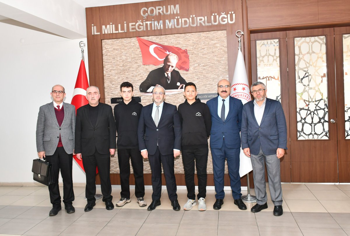 Corum19MEM's tweet photo. SADÂ Kültür, Sanat ve Edebiyat Programı kapsamında,
🏫Prof. Dr. Hayreddin Karaman AİHL hikâye yazarı öğrenciler ile birlikte,
🏫Okul Müdürü Davut DEMİRBAŞ, proje kapsamında,  öğrenciler tarafından yazılan hikâye kitabını, İl Müdürümüz Sayın Cemil ÇAĞLAR’a takdim ettiler. https://t.co/QDEba6sN7J