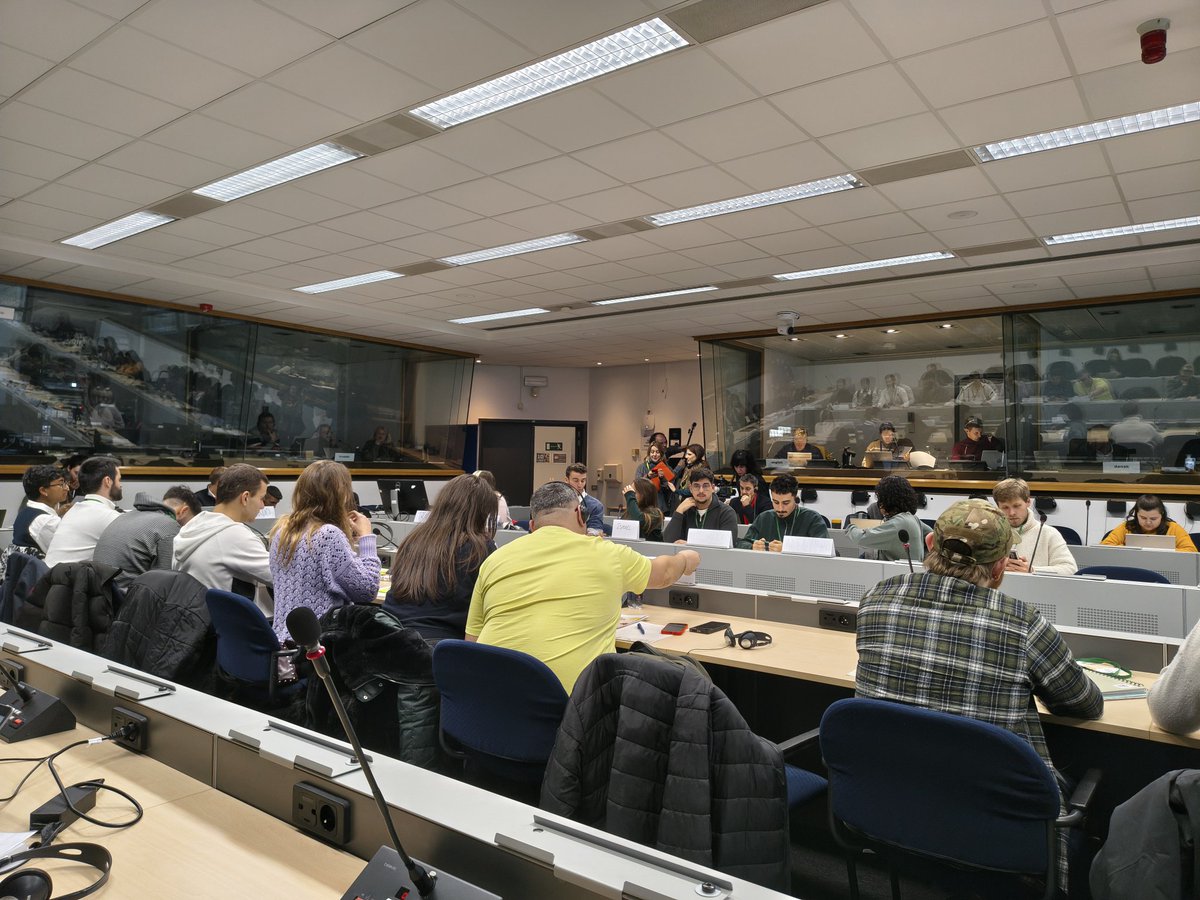 2nd meeting of Youth Citizen Assembly on #Pollinators 🐝🦋 ongoing in Brussels from 4 to 7.12. JRC KCBD/EASIN expert  contributes to the work of the participants. Topics discussed: land use, intensive farming, pesticides, habitat protection, invasive species, consumers' behavior.