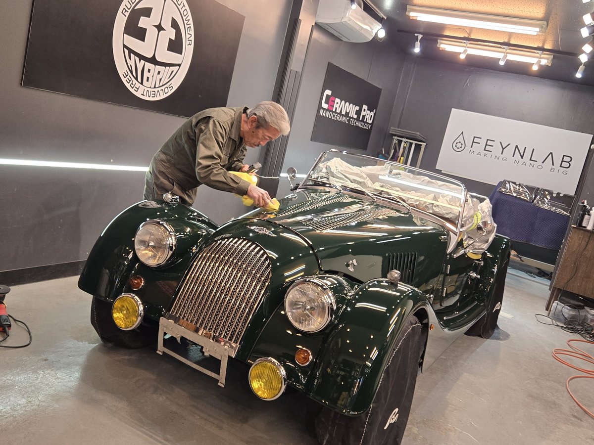 riki8105's tweet photo. すんごい車をコーティング施工中。
ボディの特殊な形状とペイントされている塗装にかなり苦戦しましたが下地研磨工程を終えてコーティングの3工程目に入ってます。コーティングも施工難易度の高い自己修復皮膜を形成する特殊なコーティングなので今日の施工はまだ続きます😅 https://t.co/w4HaGfyIEs