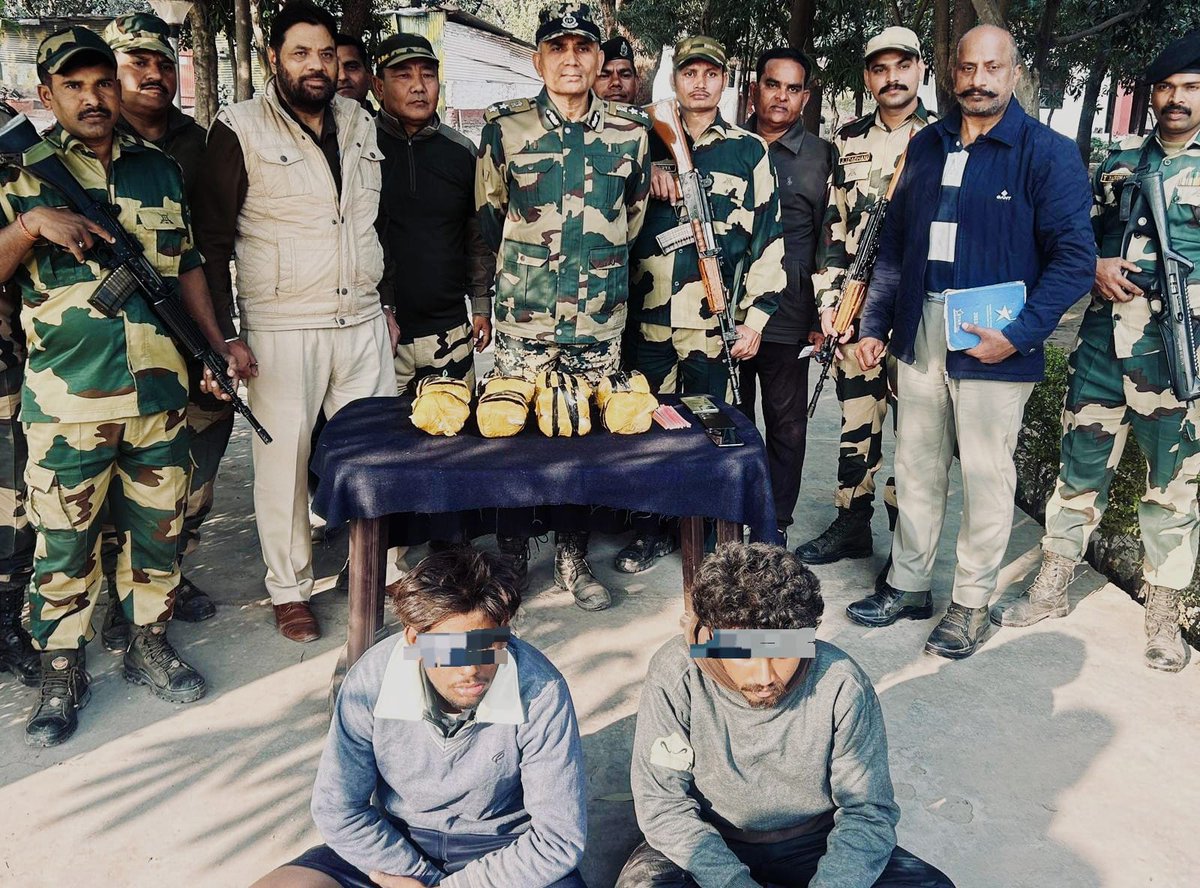 ShuklaAayesha's tweet photo. BSF पंजाब ने लगातार सतर्कता दिखाते हुए पाँच तस्करों को पकड़ा और लगभग 10 किलो हेरोइन जब्त की। पंजाब पुलिस और ANTF के साथ मिलकर की गई इन कार्रवाईयों ने साबित किया कि सीमा पार से होने वाली नशा तस्करी को रोकने में बीएसएफ पूरी तरह सक्षम है।
#AlertBSF #BSFAgainstDrugs
#BSFDroneSlayers https://t.co/DZ3JjoOF5e