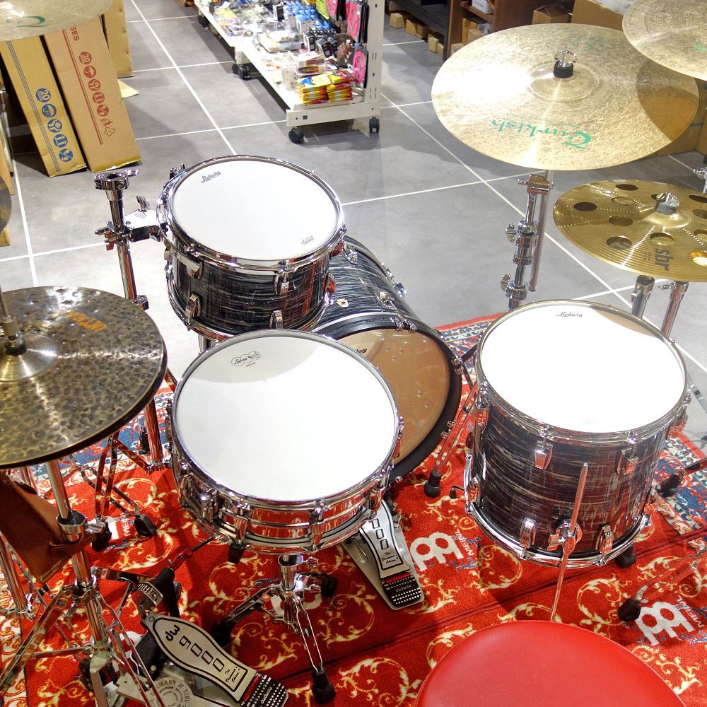 KeyShibuyaDrums's tweet photo. Ludwig Legacy Maple Downbeat 3PC Setが入荷しました!🐓💨
色はこちら💁Vintage Black Oyster✨
昔ながらのサウンドと圧倒的なルックス。
往年の"ビンテージサウンド"を現代に。🥁🔥
#Ludwig #LegacyMaple #VintageBlackOyster #ドラム #MusiclandKEY渋谷店 https://t.co/nqerj6Nmrf