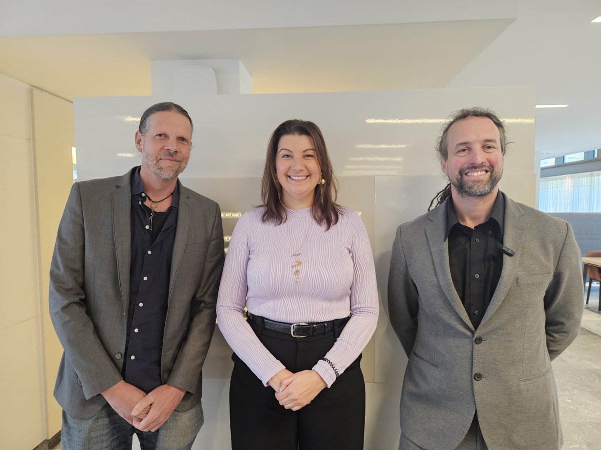 "Nieuwe poging van VoorWaarheid  om nog meer prikschade te voorkomen, leidt van het kistje naar de muur.

“Hoe bestaat het dat er mensen doodgaan door een prik die de griep moet voorkomen?!”
(Maria-Louise Genet)

Het is de zoveelste keer dat Stichting Voorwaarheid mensenlevens