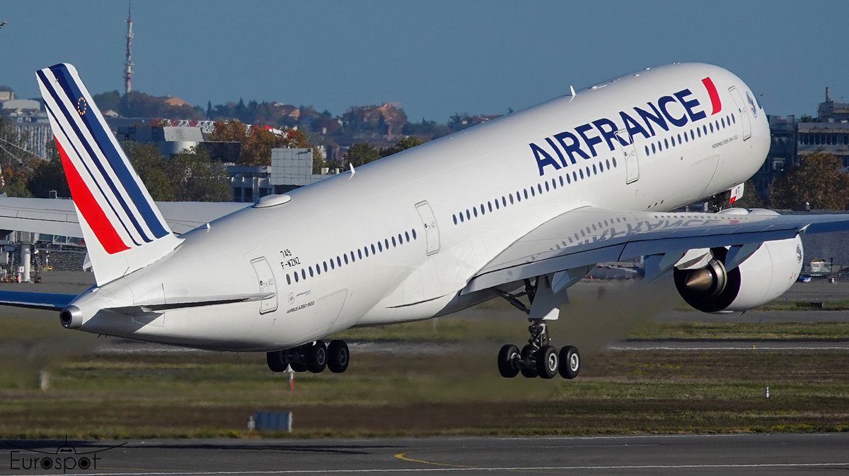 🔴 Avec l’arrivée de son 50ᵉ Airbus A220 et de son 40ᵉ Airbus A350, Air France poursuit le renouvellement de sa flotte.

Air France investit chaque année plus d’un milliard d’euros dans le renouvellement de sa flotte et reçoit près de deux avions neufs par mois, un rythme