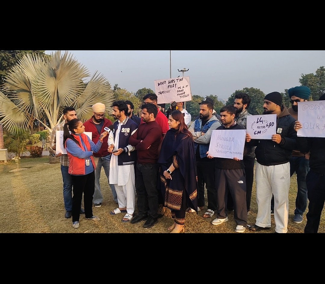 TheAspirants_'s tweet photo. More and more students are requested to reach the venue.
.
.
#jkas
#jkasagerelaxation
#jkashungerstrike
#jkasprelims
#jkasexam
@OmarAbdullah
@Office_ASRM https://t.co/IBVN5iueo7