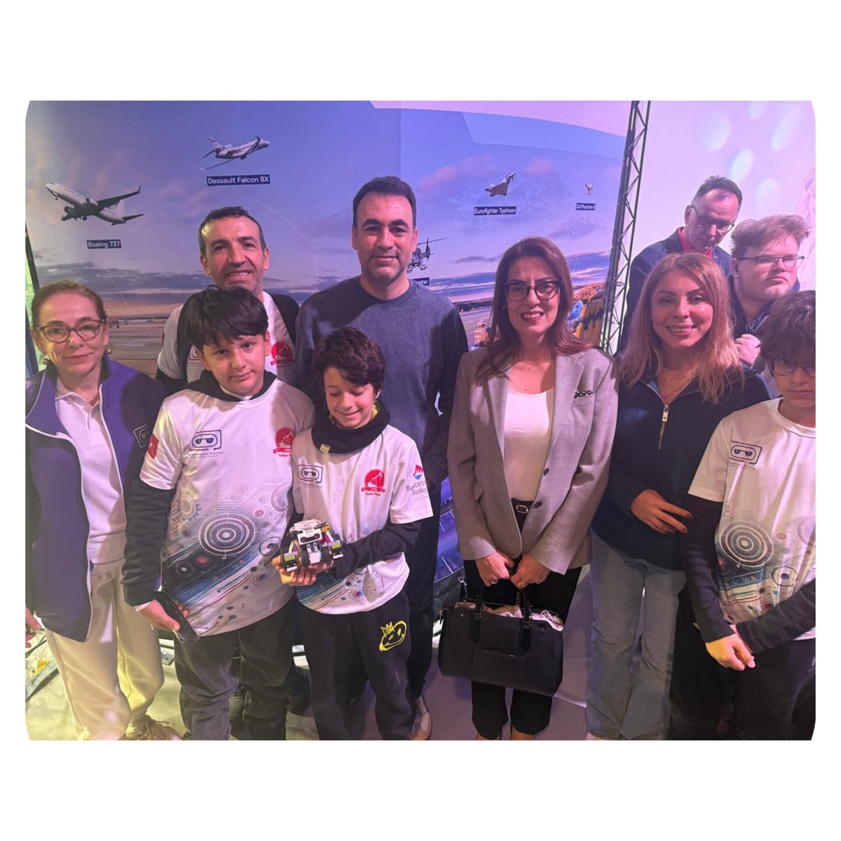 Uluslararası Robotex International 2025 yarışmasında Türkiye'yi temsil eden takımımızı Estonya-Tallin Buyukelcisi Sayın Başak TÜRKOĞLU ziyareti ederek başarılar diledi.
Büyükelçimizin takımımıza değerli destekleri ve nazik ziyaretleri için teşekkür ederiz 🙏🏻
<a href="/bahcesehir_k12/">Bahçeşehir Koleji</a>