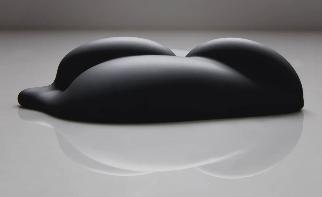 [비쿠시 스티뮬레이터 쿠션]이 신규 입고 되었습니다!
기존 [범퍼]의 경우 구멍에 딜도 밑판을 완전 감싸는 구조였다면,
[비쿠시]는 뒷면이 '평평한'디자인으로, 딜도 밑판이감싸지지 않거나 (예: 고환 디자인), 너무 두툼한 것이 싫어서 조금 더 얇은 걸 선호할 경우 사용하기 좋습니다!