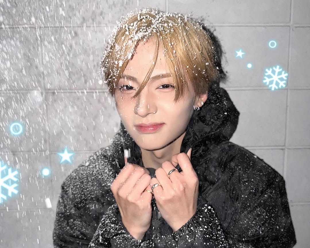 eclairswon's tweet photo. Sangwon's first snow pic ☃︎⋆❅*ִ 

as a trainee                                      as an idol https://t.co/yCepIfRqB8
