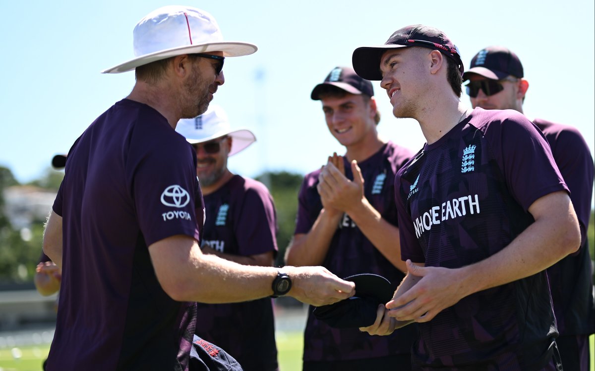🦁🧢📸 Congrats to Asa &amp; Ben on receiving their England Lions caps before play today. By Richard Dawson no less!

The Lions first innings closed on 166 all-out against Australia A, with the hosts ending the session strongly on 155-2 in Brisbane. More pics on our Insta.