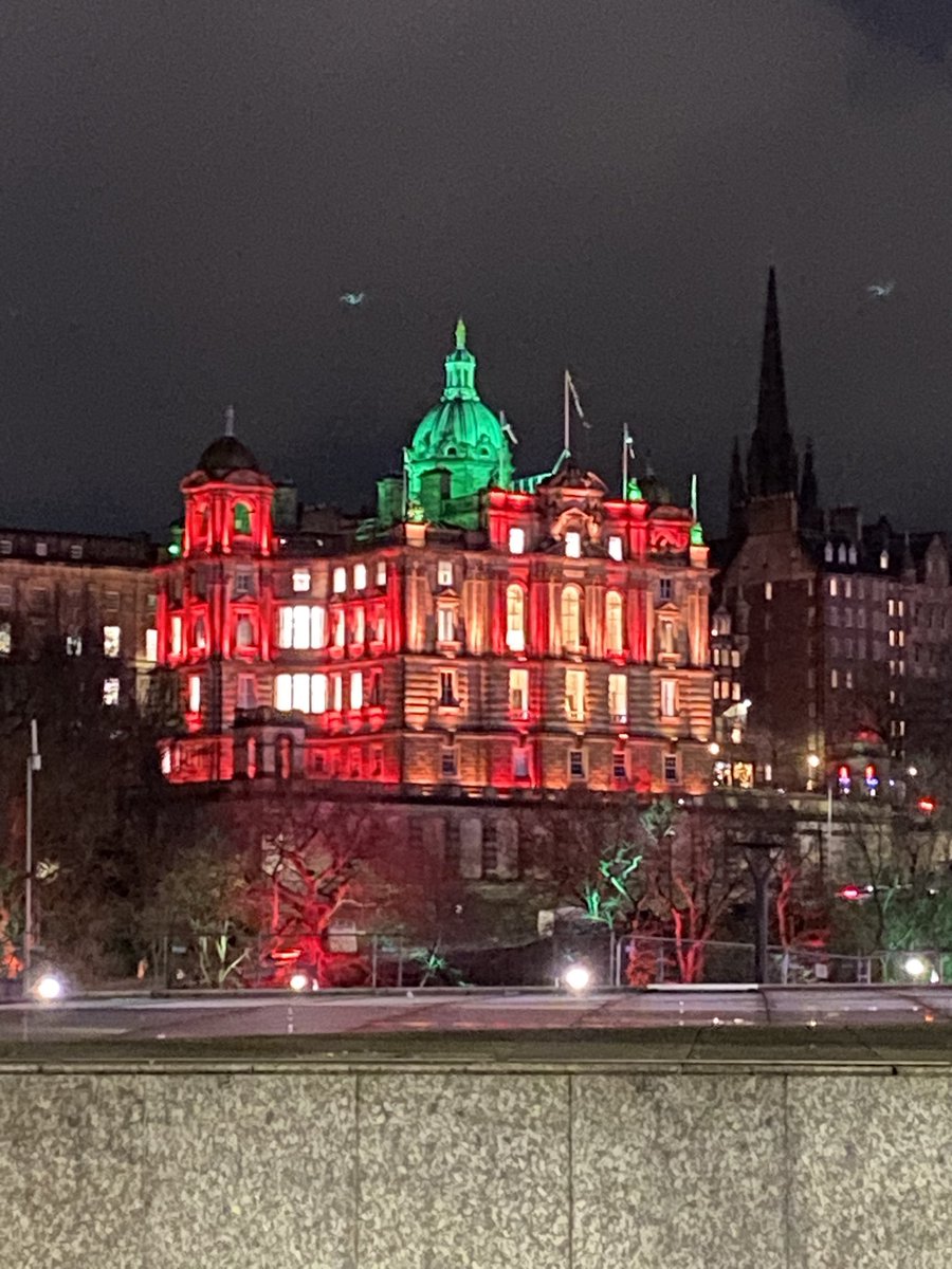 jones_sijones77's tweet photo. Edina in all her glory! #myhometown #bornandbred #lovethiscity 🏴󠁧󠁢󠁳󠁣󠁴󠁿 🏰 https://t.co/QIFeZ1LxCc