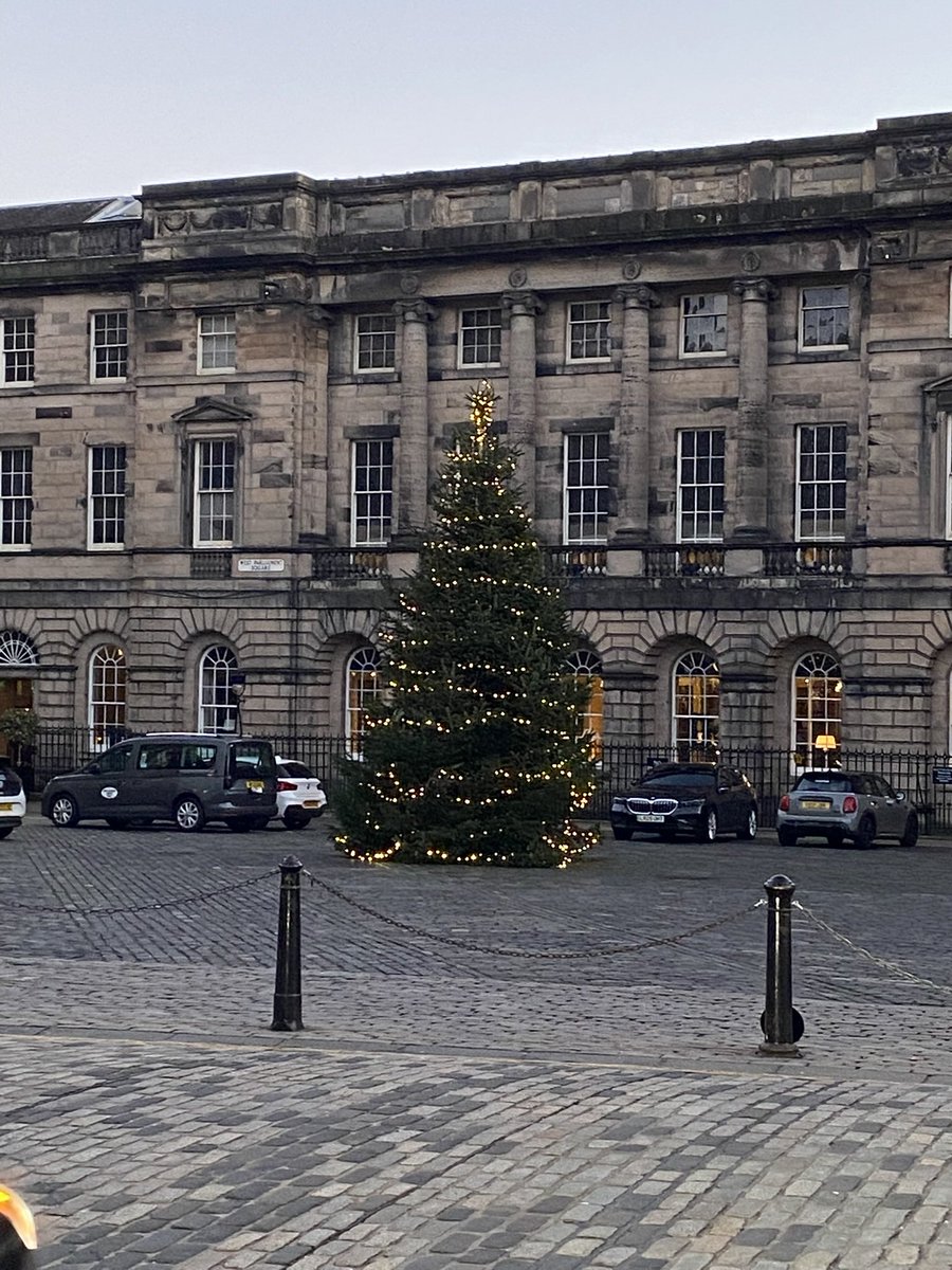 jones_sijones77's tweet photo. Edina in all her glory! #myhometown #bornandbred #lovethiscity 🏴󠁧󠁢󠁳󠁣󠁴󠁿 🏰 https://t.co/QIFeZ1LxCc