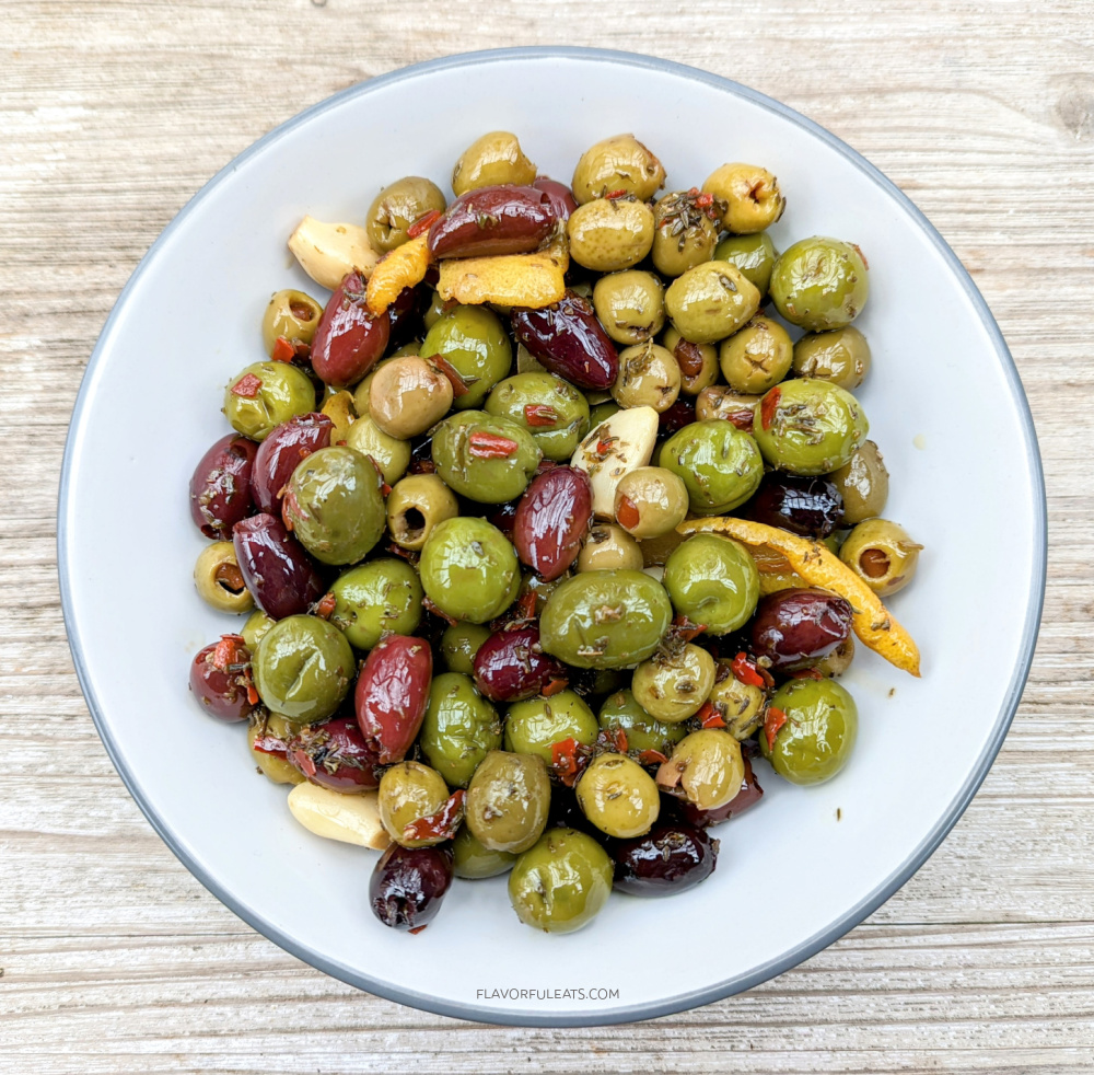 Slow Cooker Marinated Olives flavorfuleats.com/slow-cooker-ma… 
#olives #slowcooker #snacks #appetizers #vegan #foodie #easyrecipes #flavorfuleats