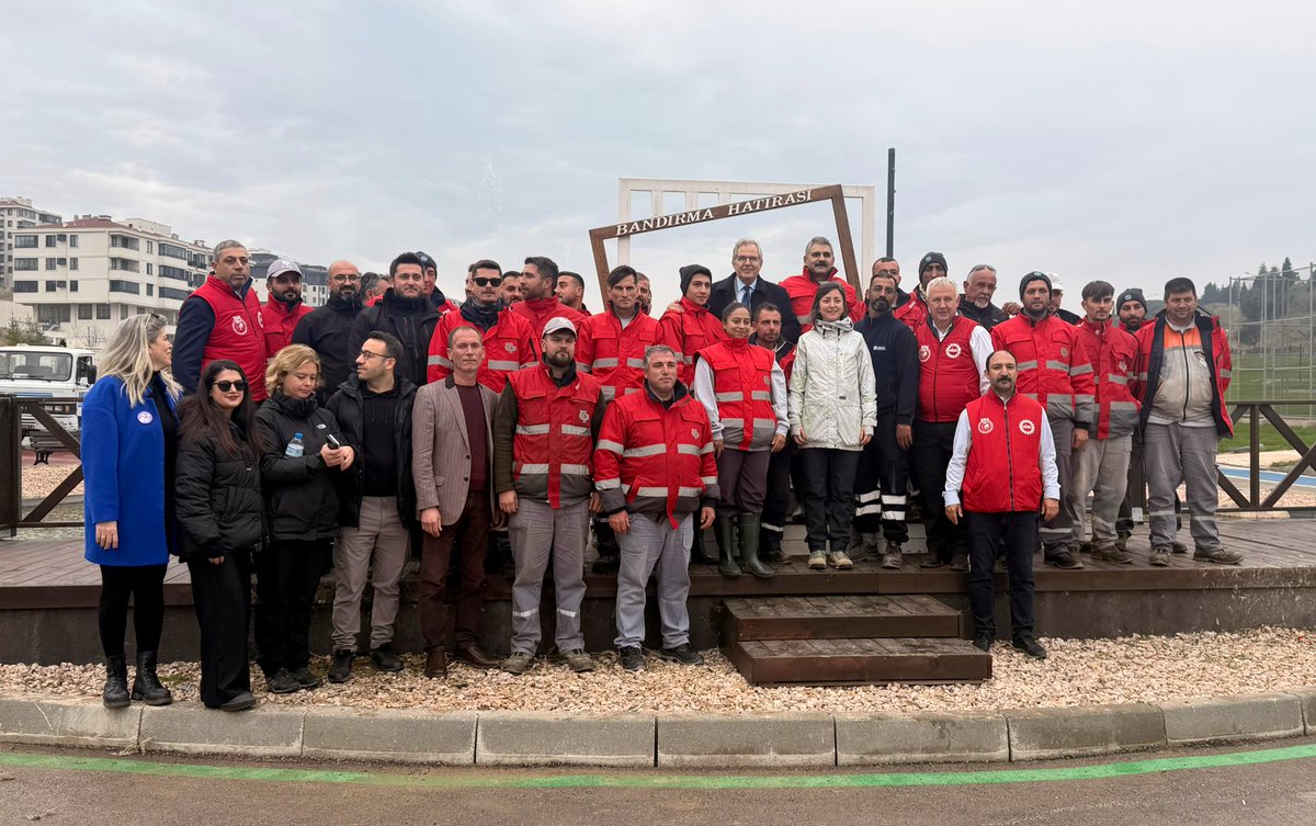 Etkinlik toplu fotoğraf çekimi ile tamamlandı. Fidanlarımızla geleceğe nefes olmaya devam edeceğiz.