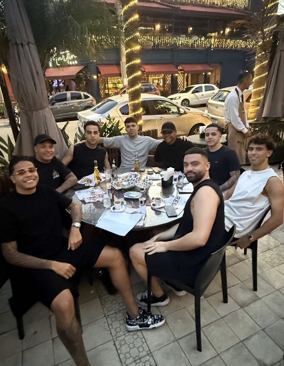 : صداقتهم تجننن، 🫶💛💙
الله يديم الفرحة عليهم و علينا💛💛
جواو وويسلي 💛💛