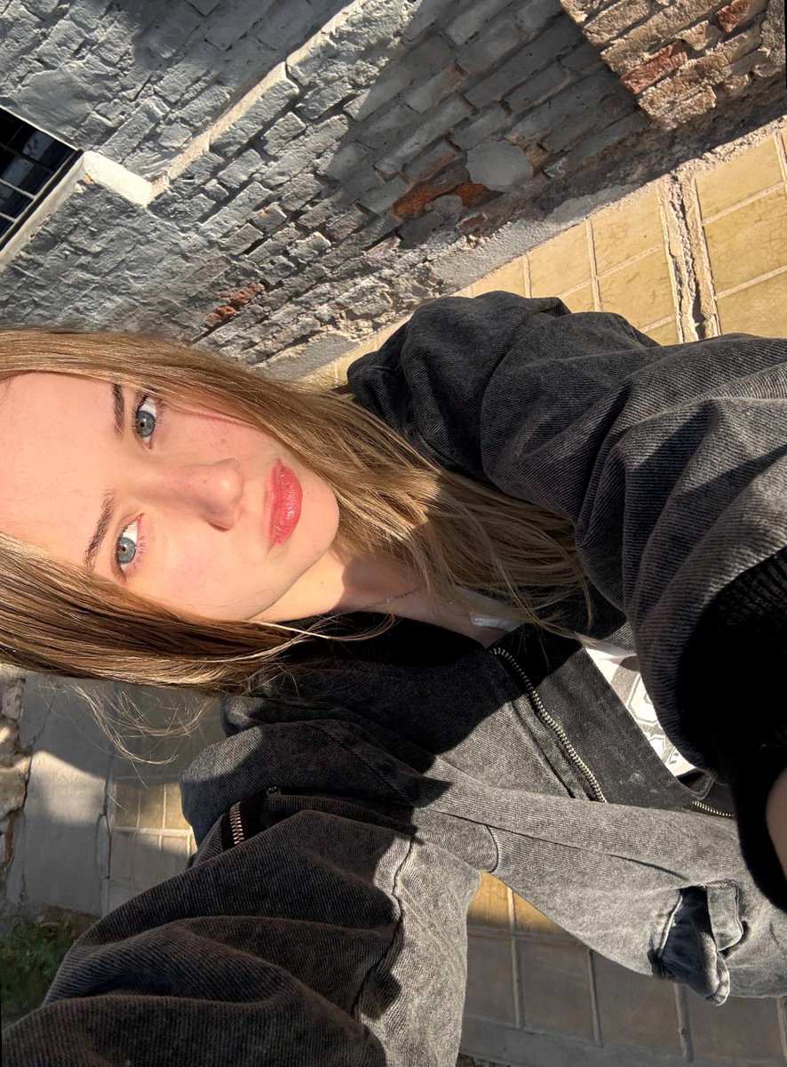 Model_6bce's tweet image. my last two brain cells are wrestling over responding to a text