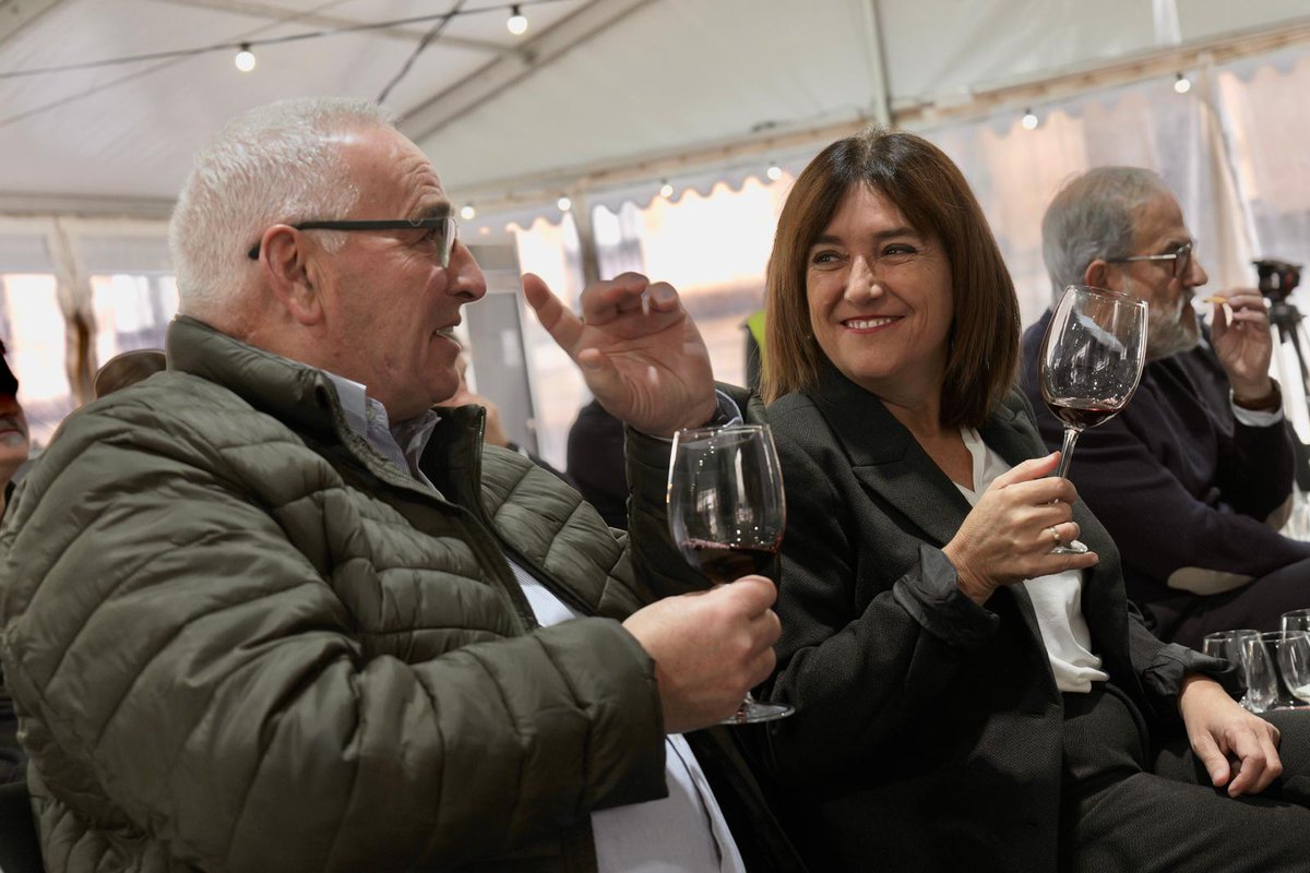 itsaslurraEJGV's tweet photo. 🍷 #GureArdoak es el nuevo espacio impulsado por el  Gobierno Vasco dentro de @ardoaraba, para acercar al público la calidad de los vinos de Rioja Alavesa.

📌 La carpa está ubicada en la Plaza Provincia de Vitoria-Gasteiz, desde hoy al próximo lunes.

🔗 https://t.co/nuaMAruwSS https://t.co/FYooZHzxqi