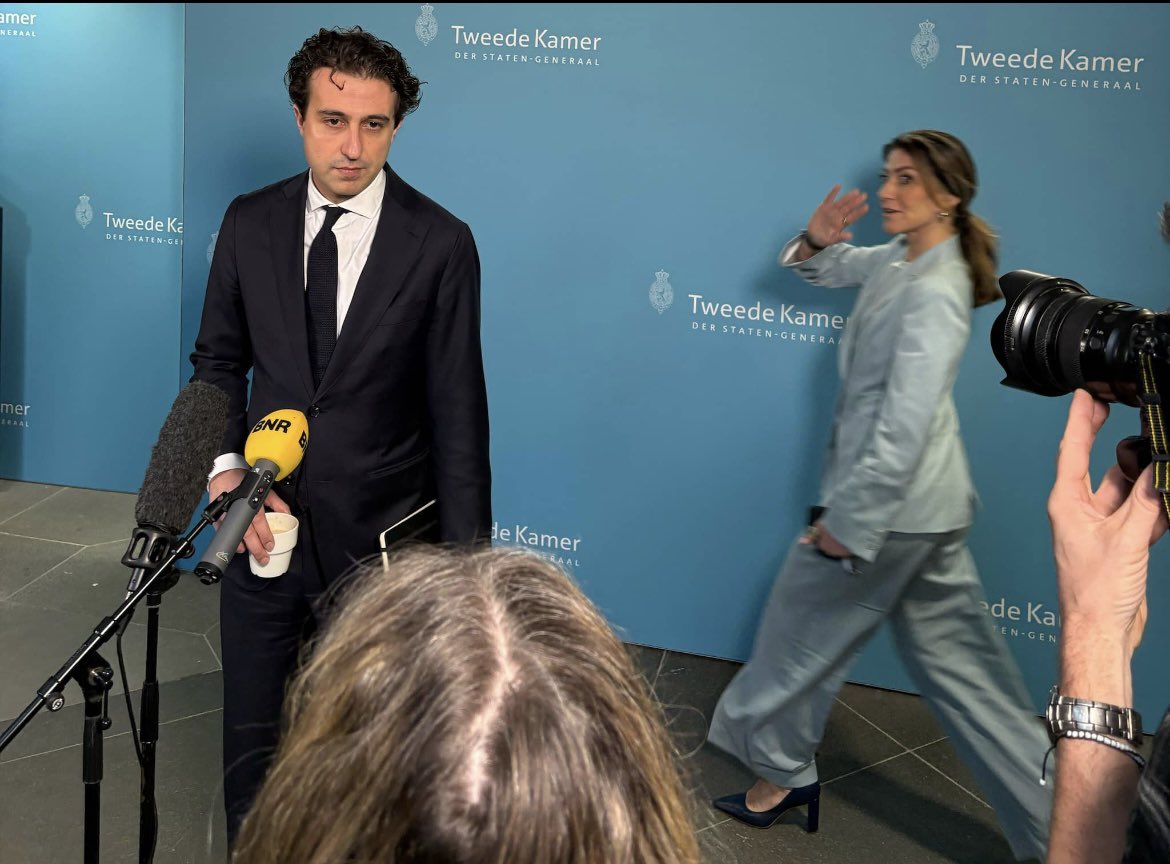 Foto van de dag (gemaakt door Priscilla Slomp van Nu.nl): Klaver en Yesilgöz bij aankomst in het ‘formatiegebied’