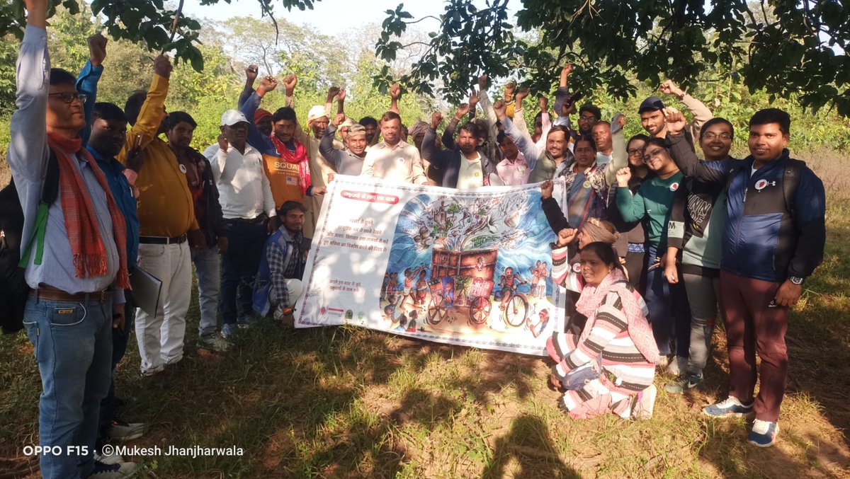 Aadivasi Yatra - Listening Campaign 
Forest walks in sonbhadra brought elders and traditional healers together to share their deep knowledge of herbs and forest foods. Their stories reflect how communities have long relied on the forest for medicine, nutrition and survival.
