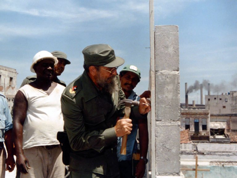 🏗️Cada 5 diciembre honramos el Día del Constructor, legado d nuestro Fidel. Recordamos a Armando Mestre Martínez, valiente asaltante del Moncada, expedicionario del Granma y mártir del sector.  
Hoy celebramos a quienes levantan futuro con esfuerzo y dignidad. ¡Felicidades ! 🇨🇺